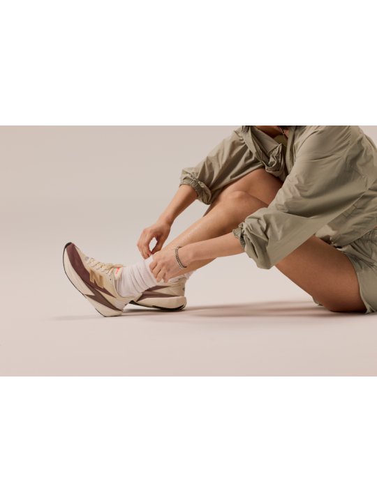 Chaussures Running New Balance FuelCell Rebel v5 Femme Beige