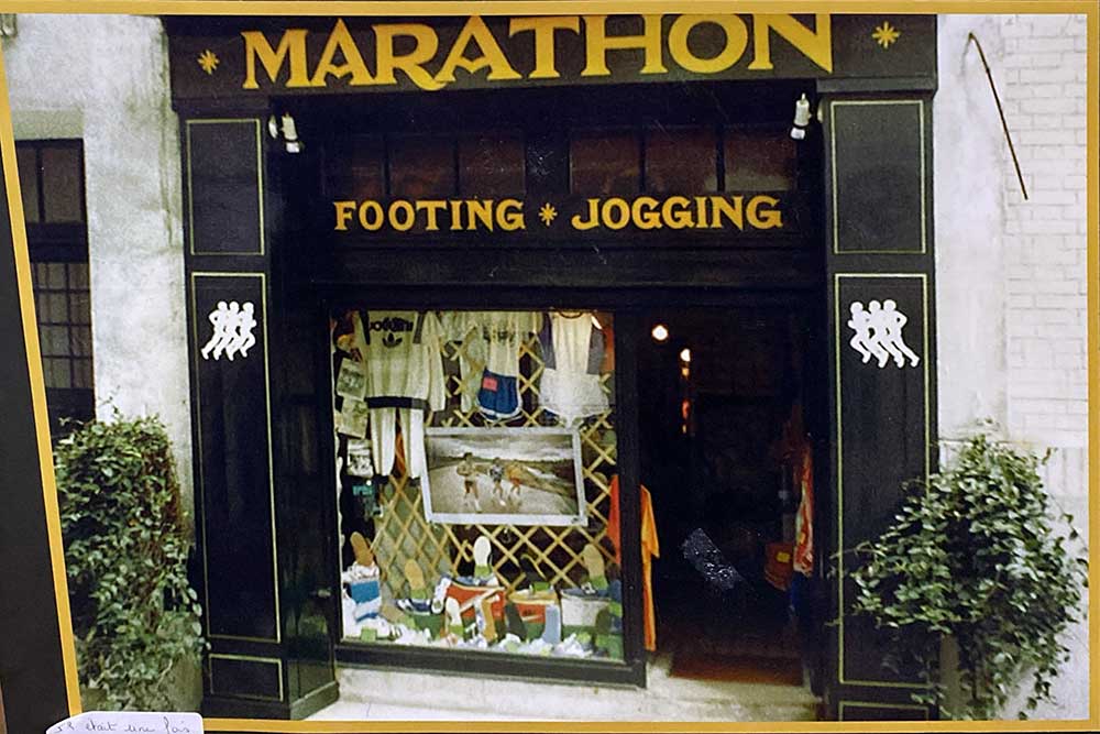 Devanture du premier magasin Boutique Marathon en 1979, rue Cortot dans le quartier de Montmartre
